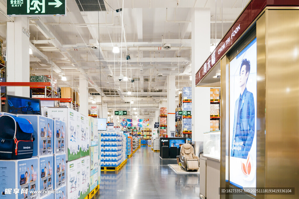 超市内景货架整齐商品丰富