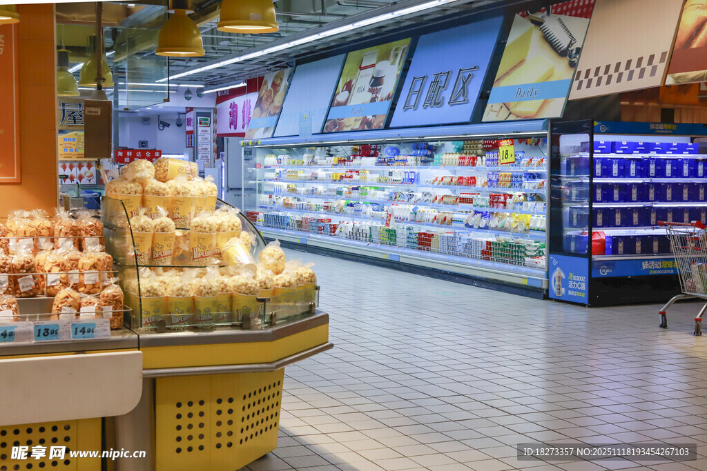 超市内的食品陈列场景