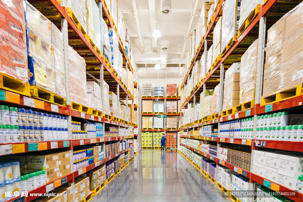 大型仓库内的货架存储场景