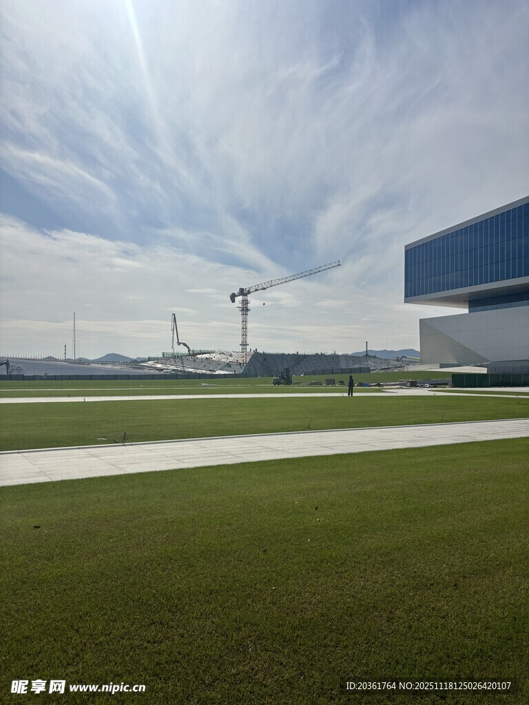 现代建筑旁的开阔绿地景观