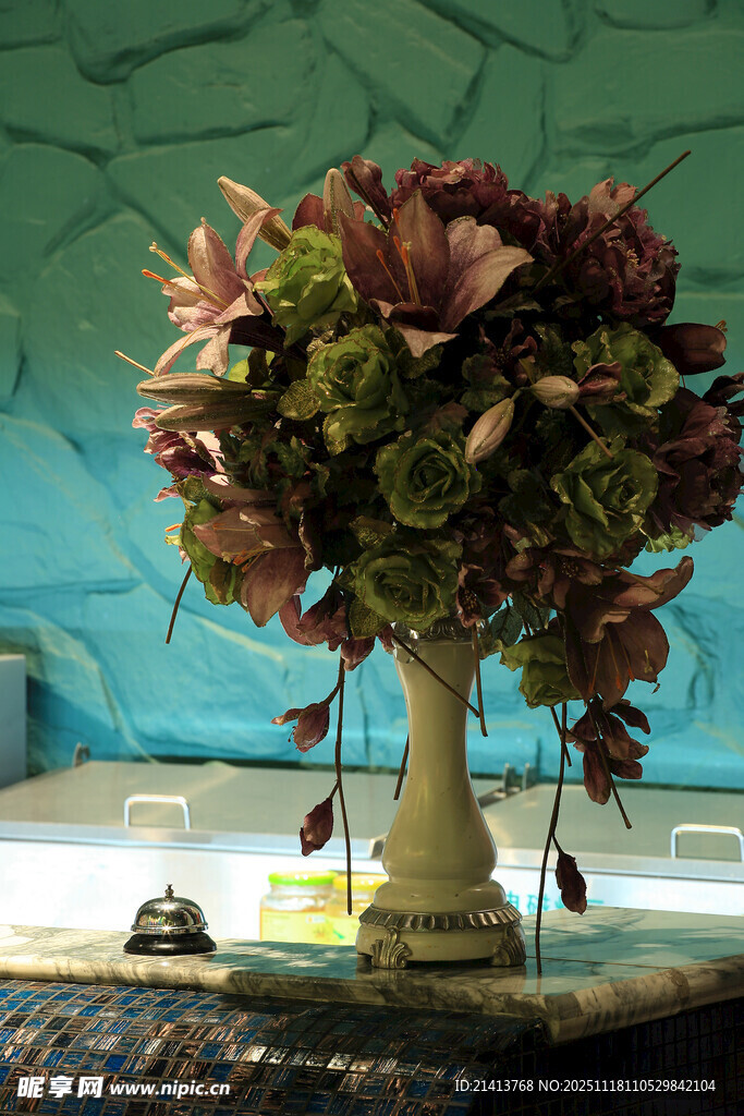 复古花瓶中的多彩花卉组合