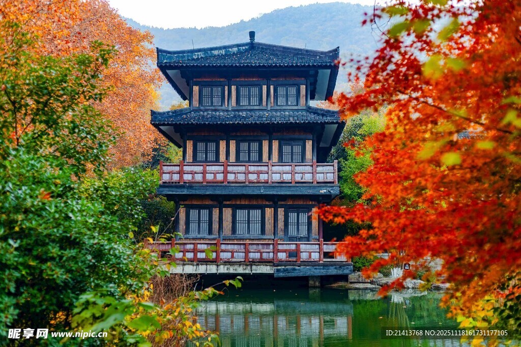 秋日湖畔古楼美景