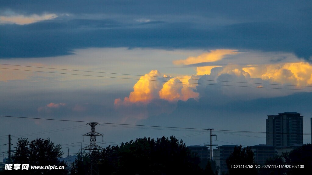 城市黄昏天空中的绚丽云彩