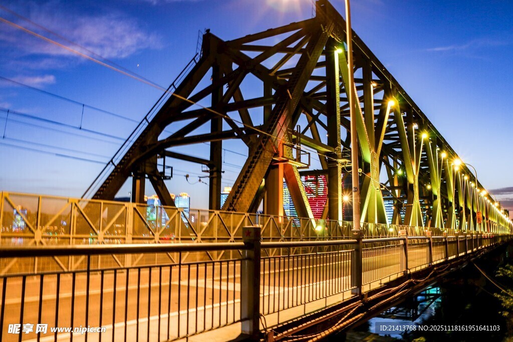 黄昏下的钢铁桥梁美景