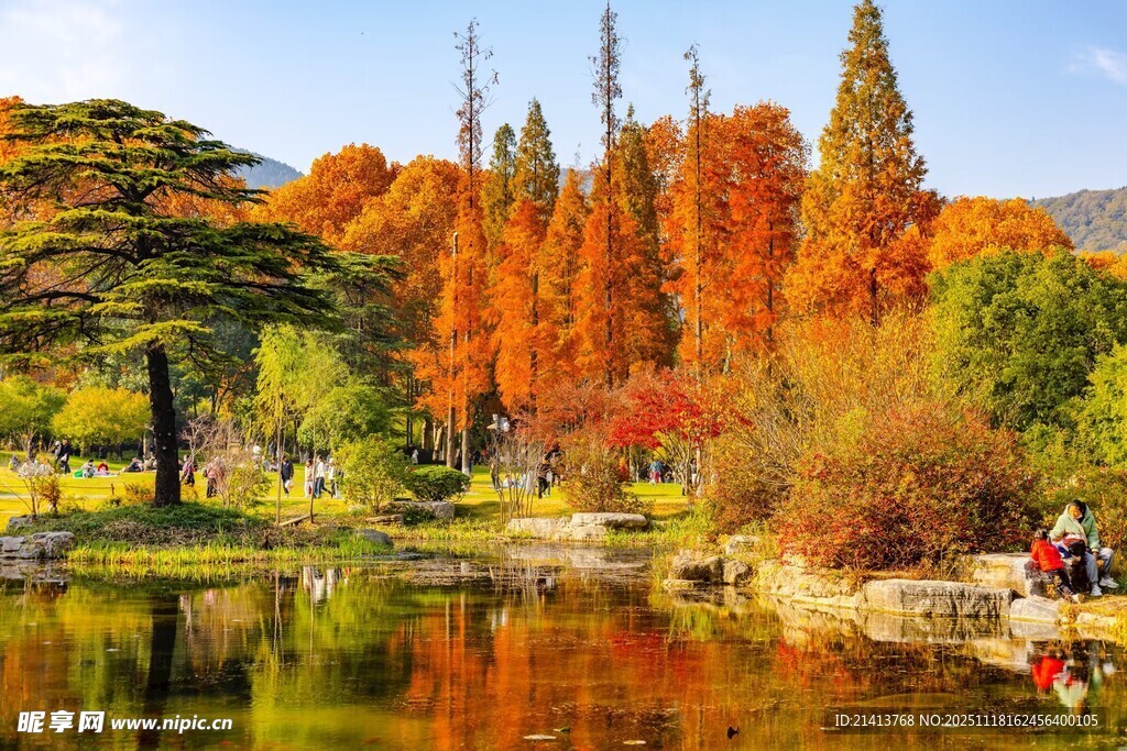 秋日湖畔斑斓美景