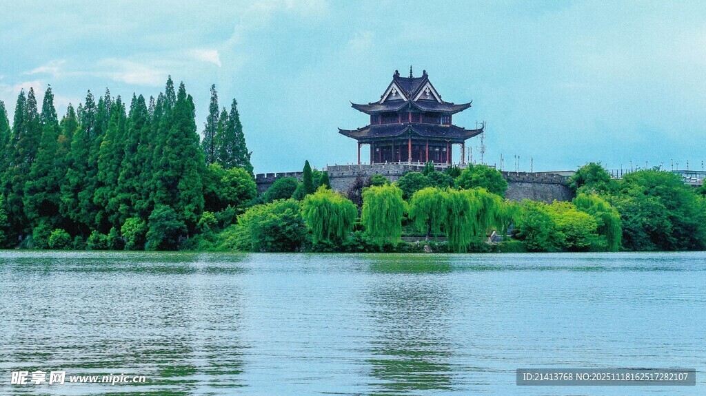 湖畔古亭尽显诗意风光