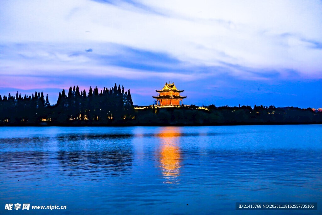 湖畔古楼映晚霞