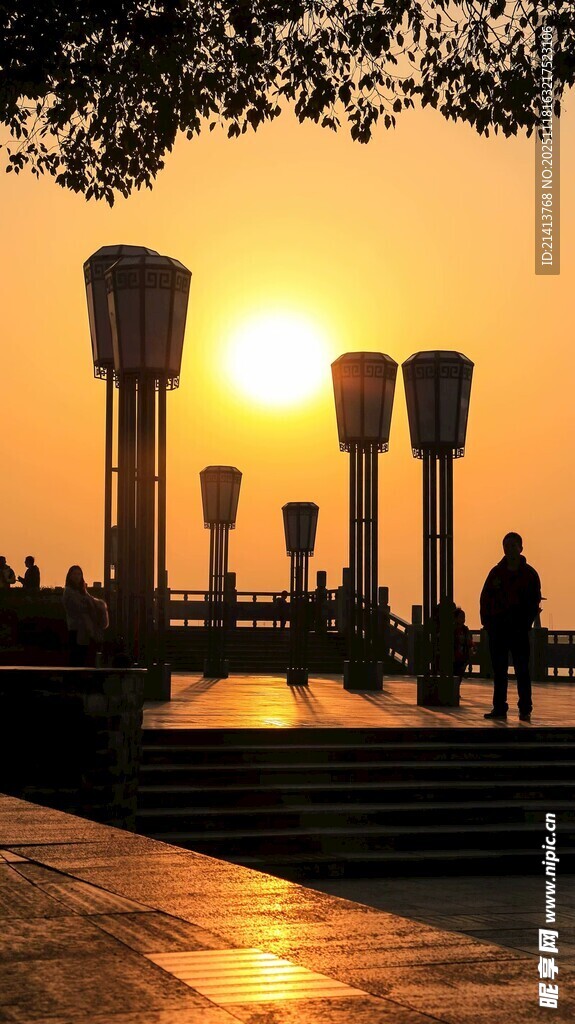 夕阳下的城市景观