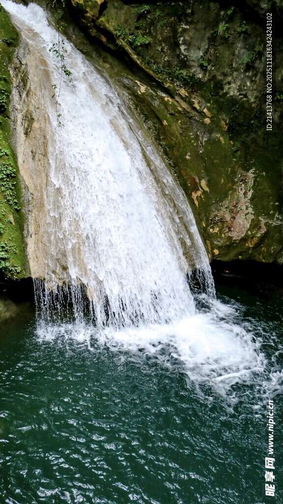 山间瀑布倾泻入碧潭