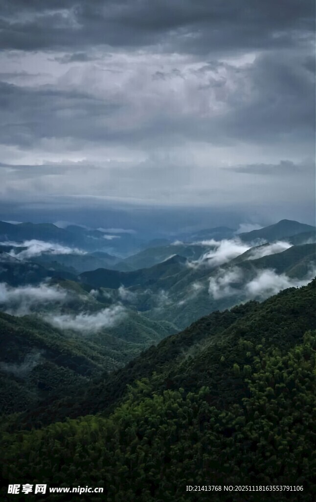 云雾缭绕的山间美景