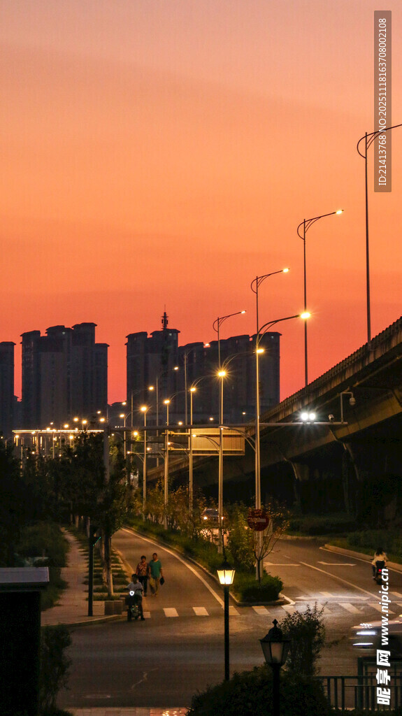 城市黄昏下的路灯与建筑