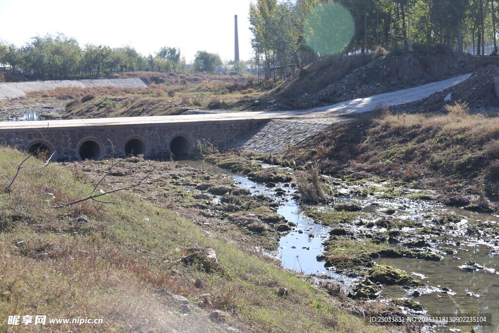 乡村野外的排水渠景象