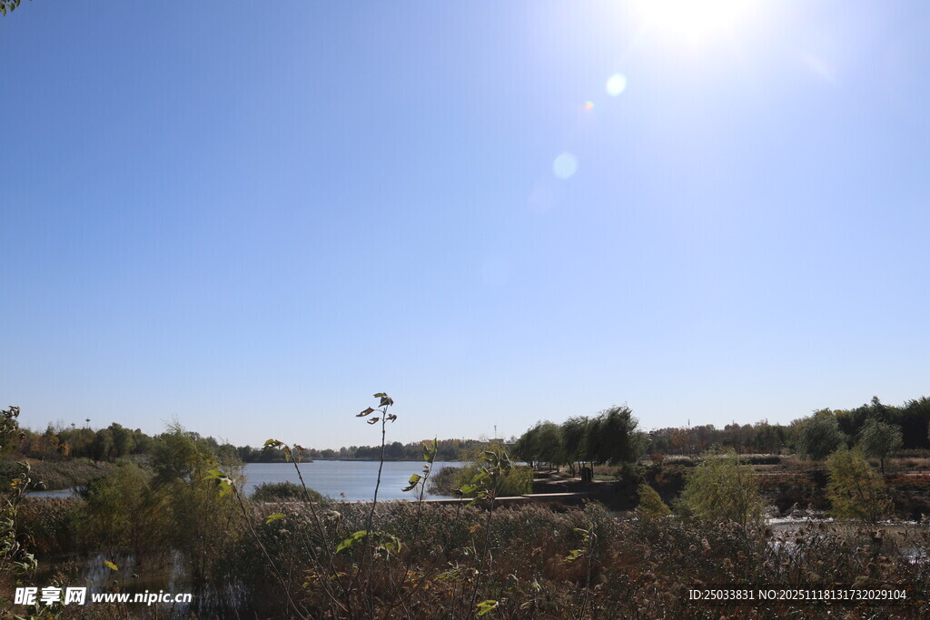湖畔风光阳光洒落美景