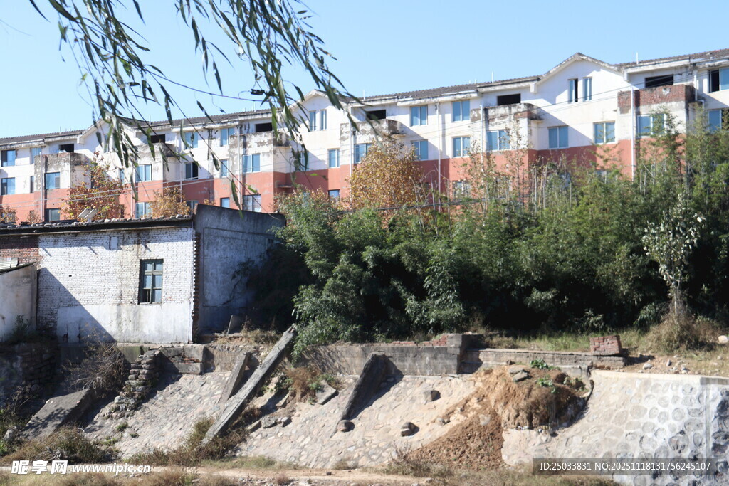 乡村旁的多彩建筑景观