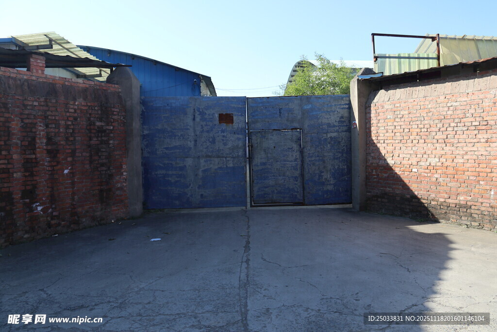 户外砖墙围起的空旷场地