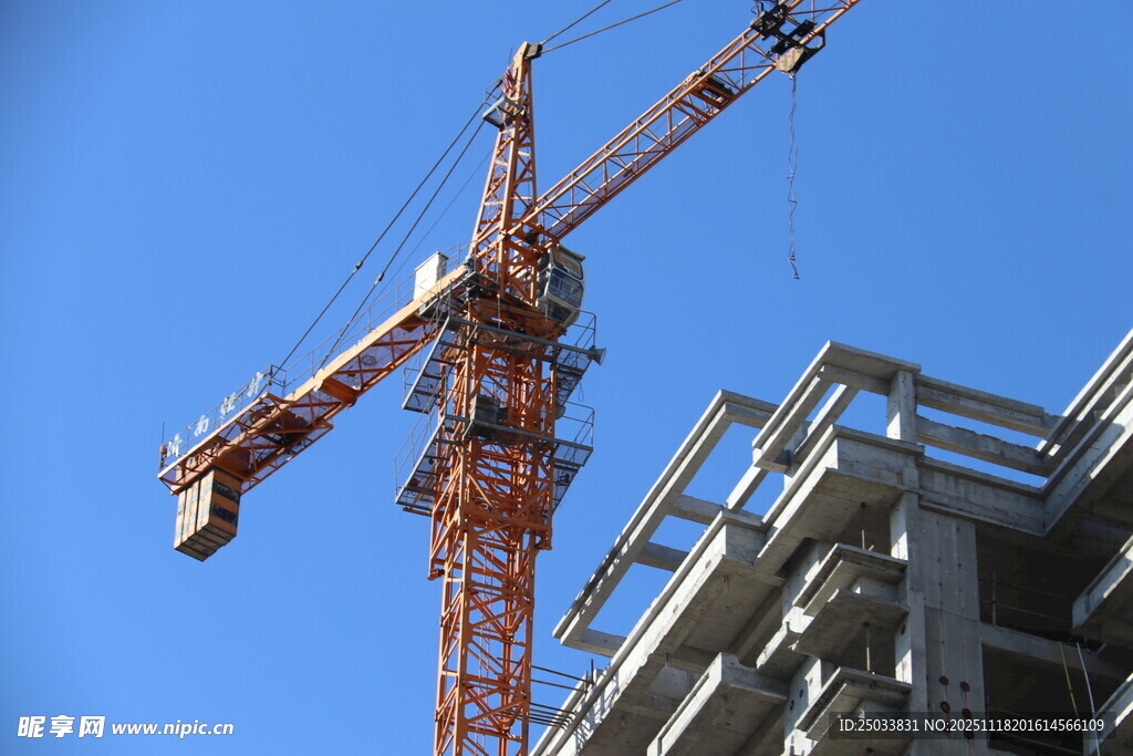 高楼旁的塔式起重机