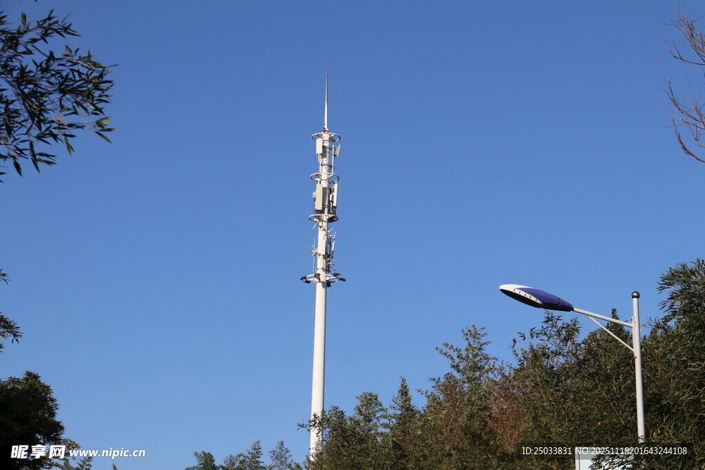 蓝天中的通信塔 