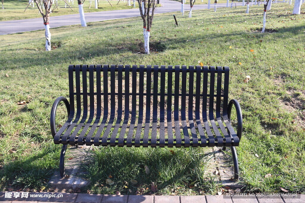 公园中的休闲长椅