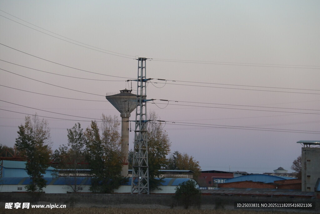 黄昏下的水塔与输电设施