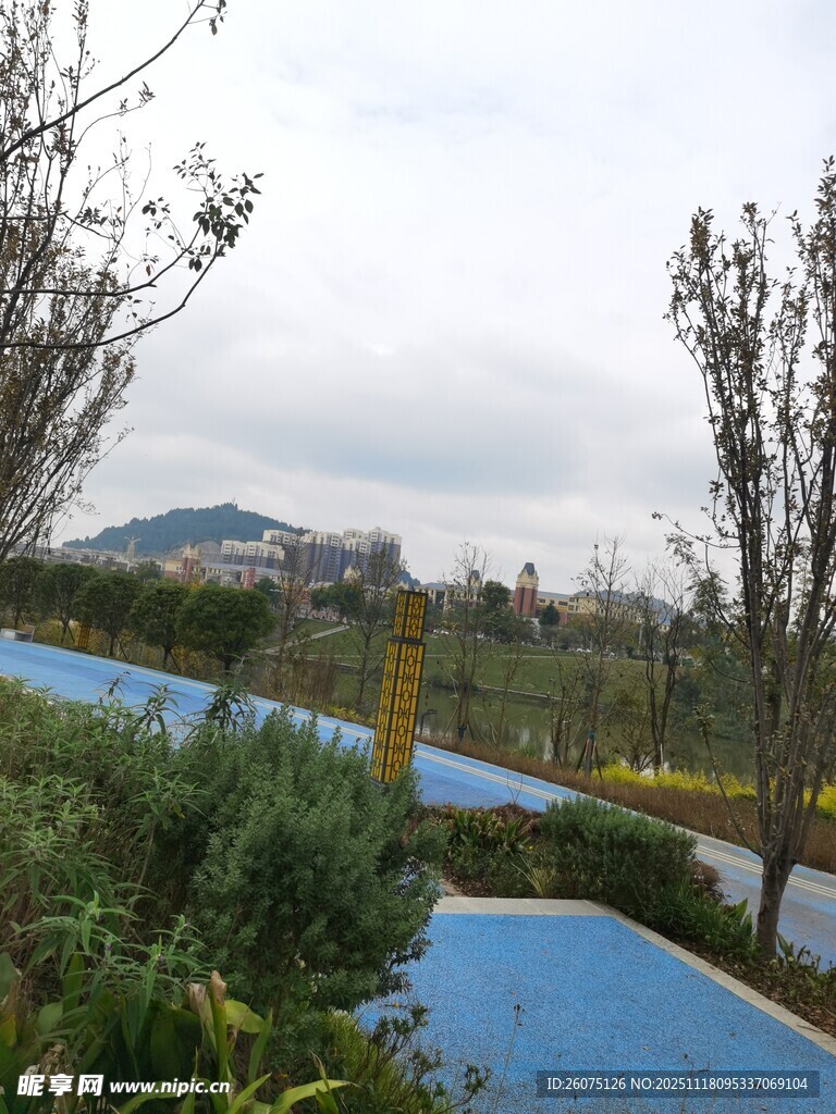 城市中的多彩步道景观