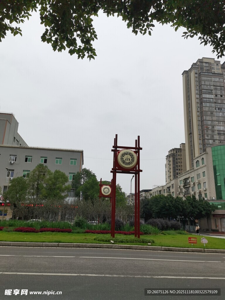 城市街道旁的中式景观标志