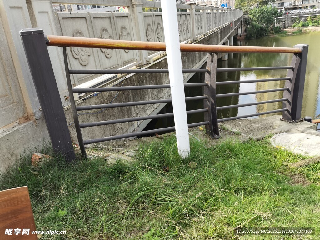 户外铁艺木质栏杆景观