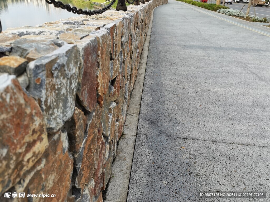 石砌步道旁的古朴石墙