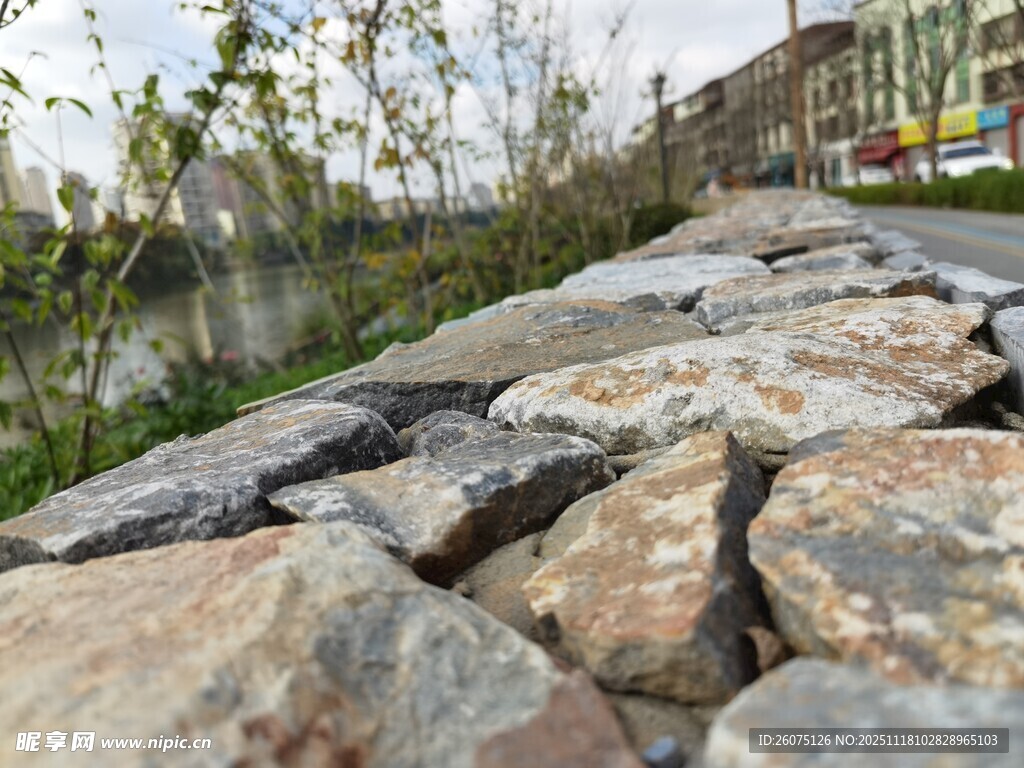 河边堆砌的不规则石块