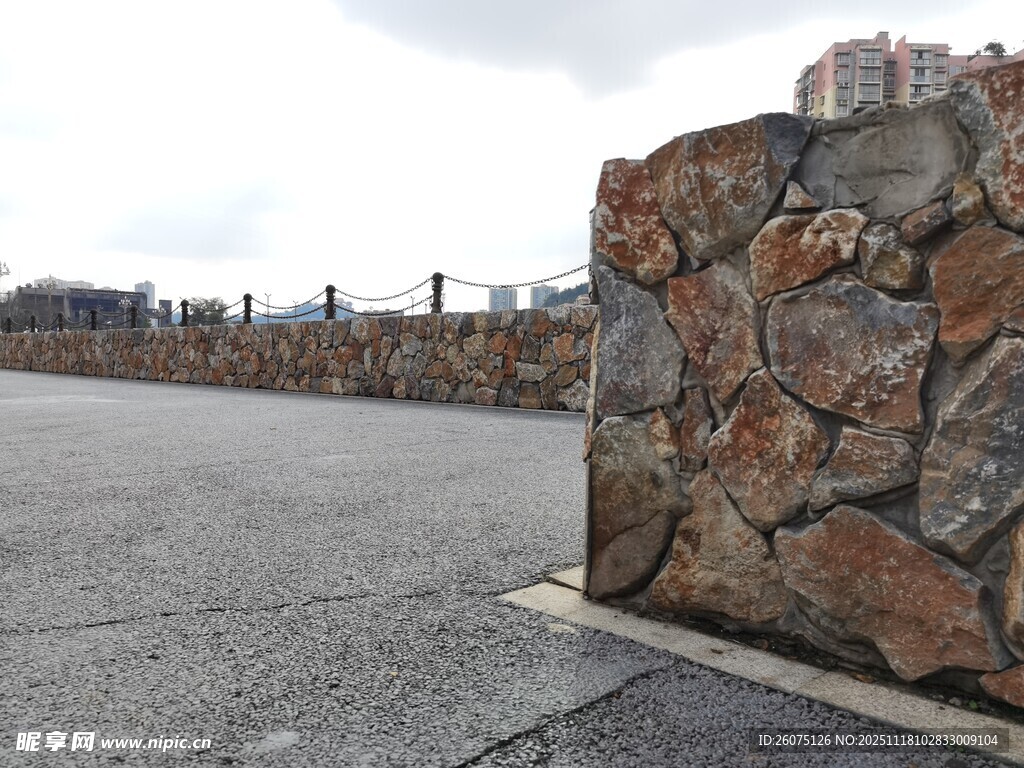 石砌墙面与开阔路面景观