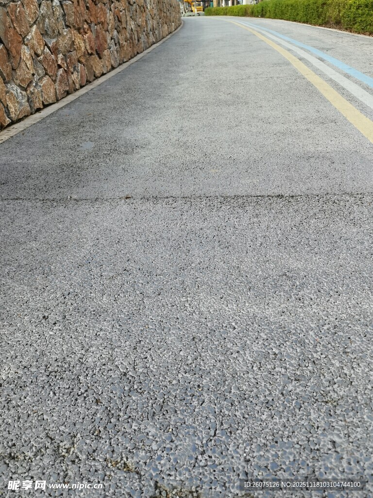 蜿蜒公路石墙相伴