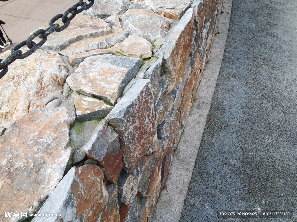 石砌矮墙与铁链护栏