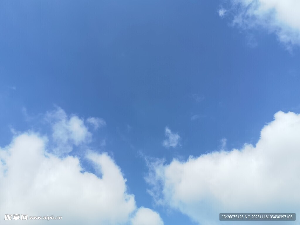 晴朗蓝天与蓬松白云