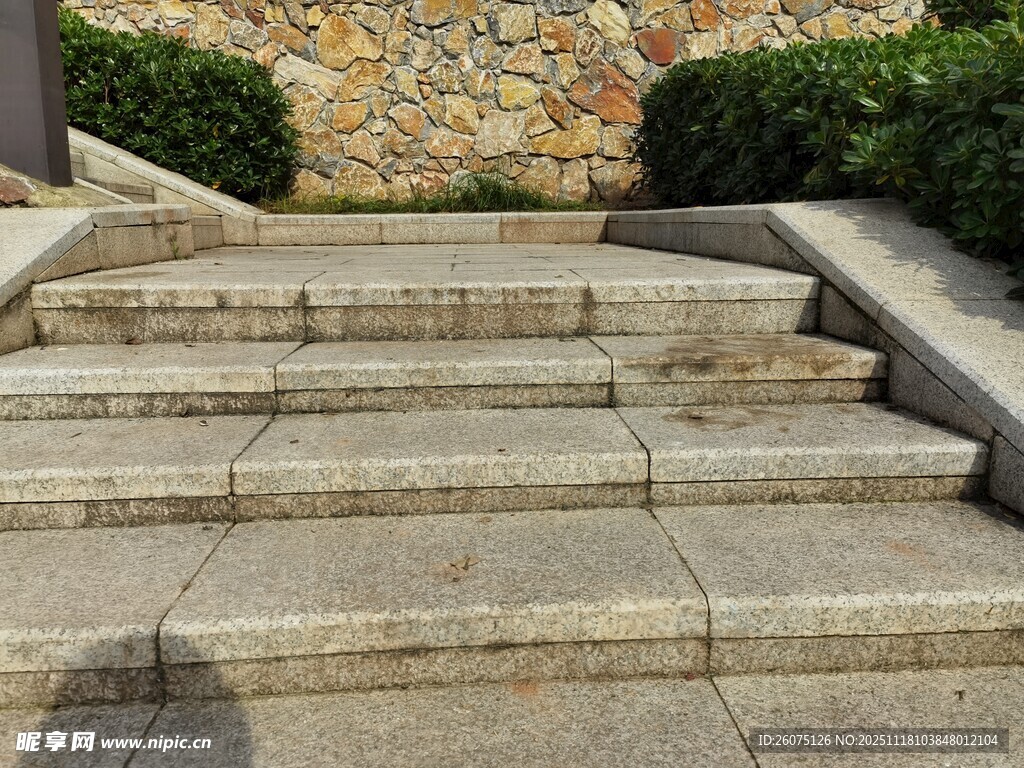 石砌台阶与绿植景观