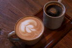 两杯精美拉花咖啡