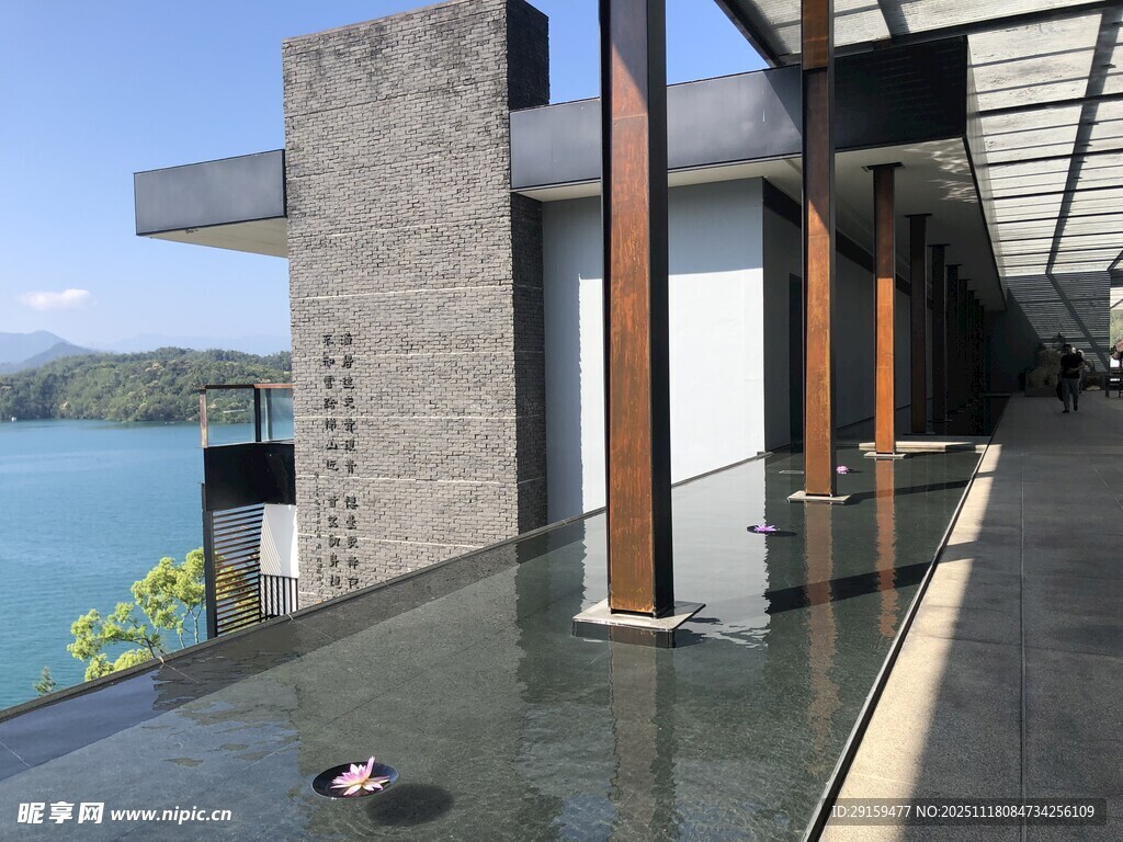 湖畔现代风建筑观景廊道