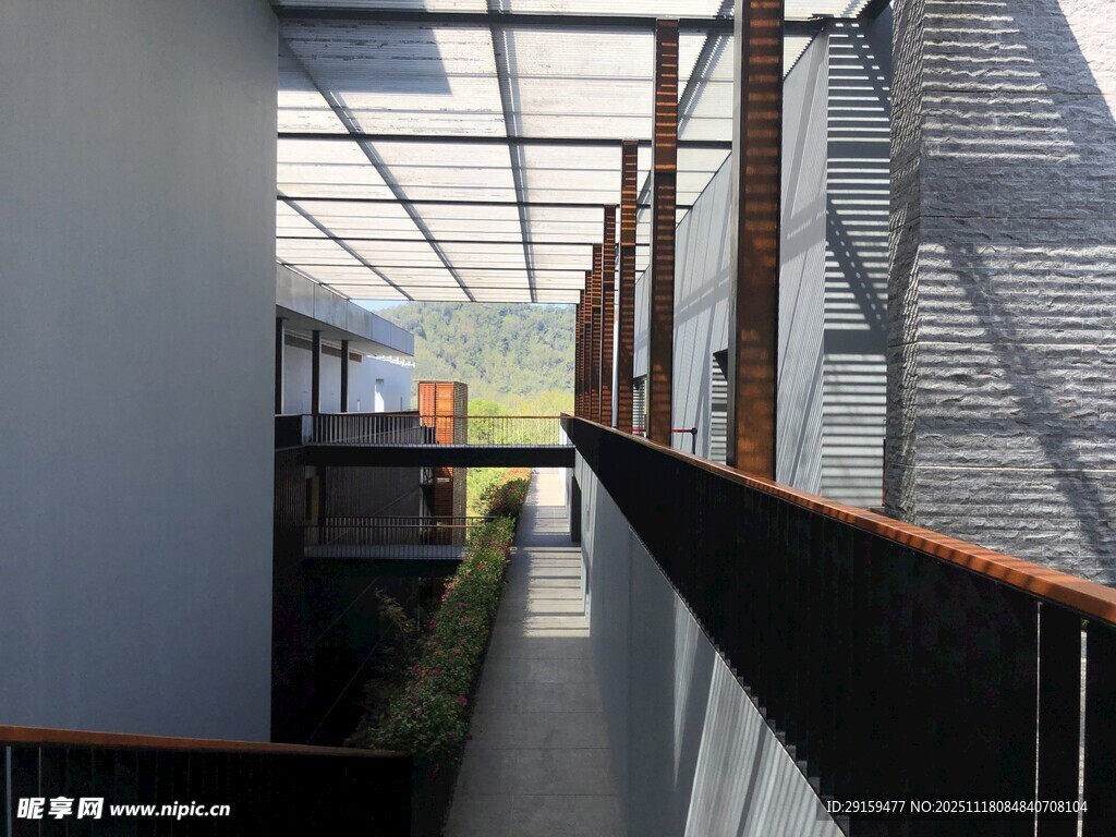 现代建筑内的狭长走廊空间