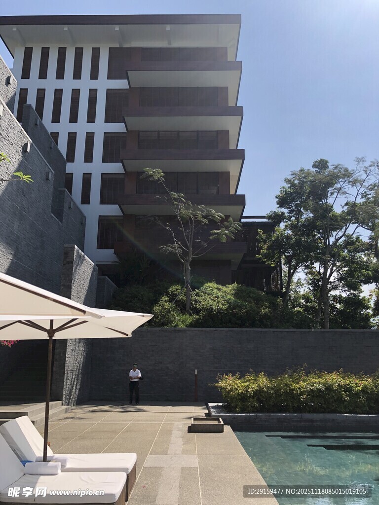 现代泳池旁的舒适休憩空间