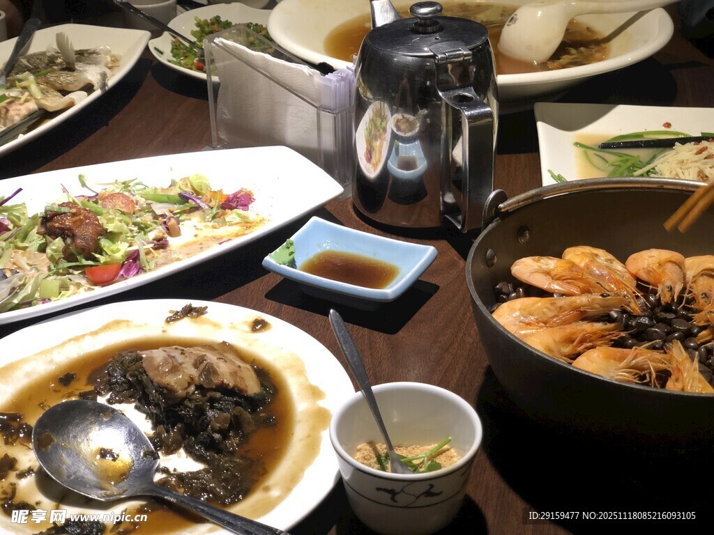 丰盛中式餐桌美食景象