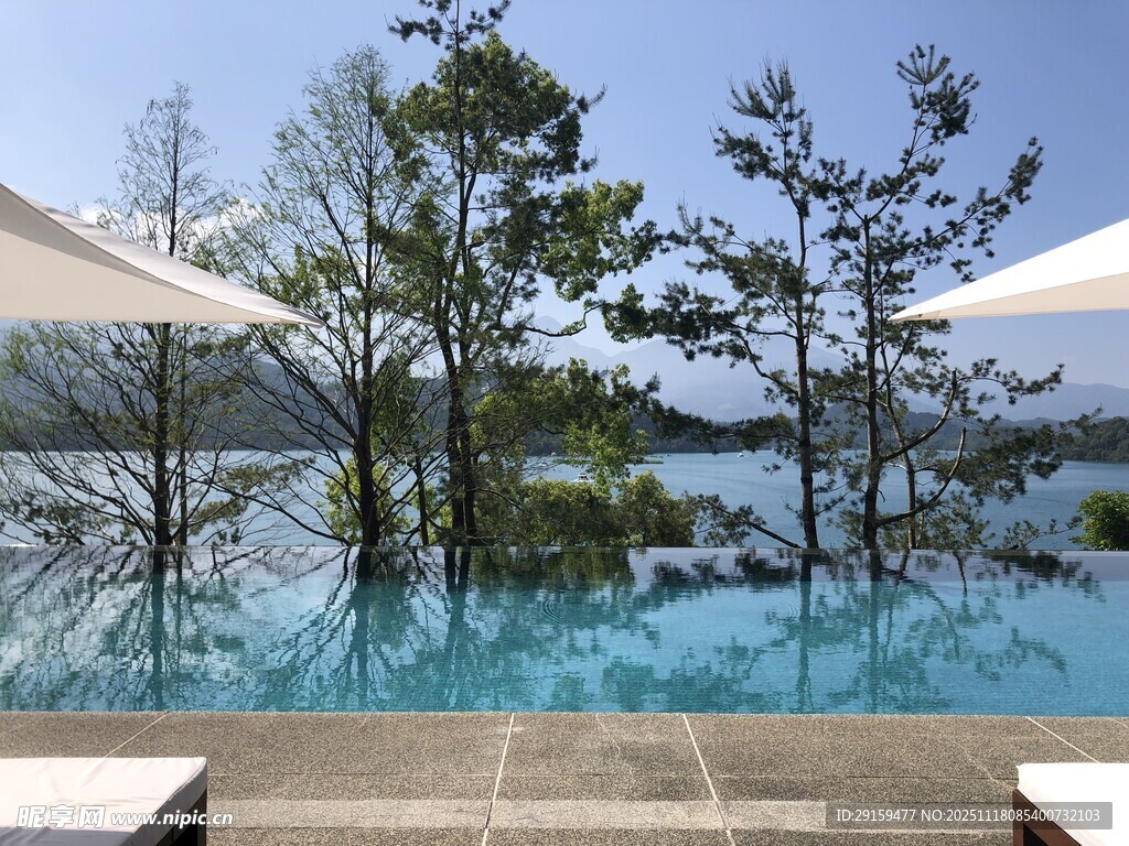 湖畔泳池美景
