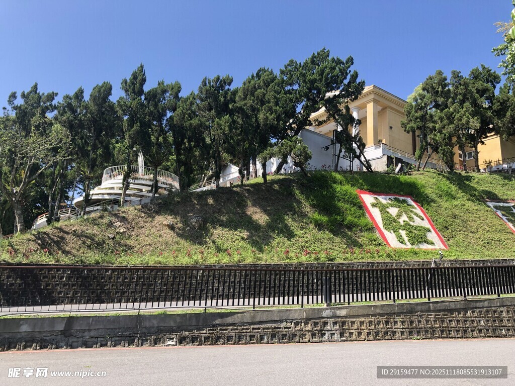 山坡上色彩斑斓的景观