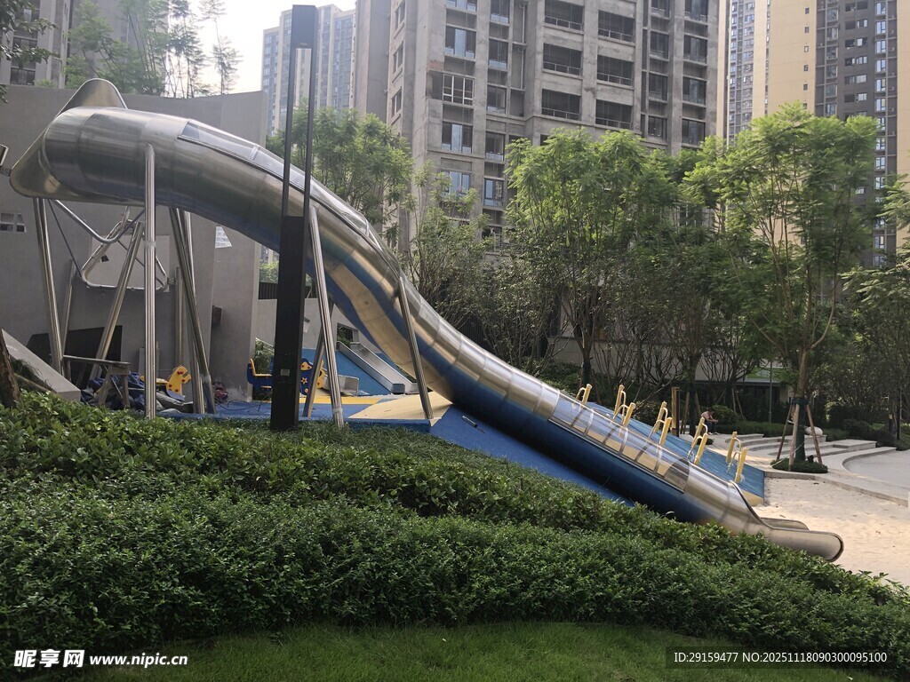 城市公园中的大型滑梯设施