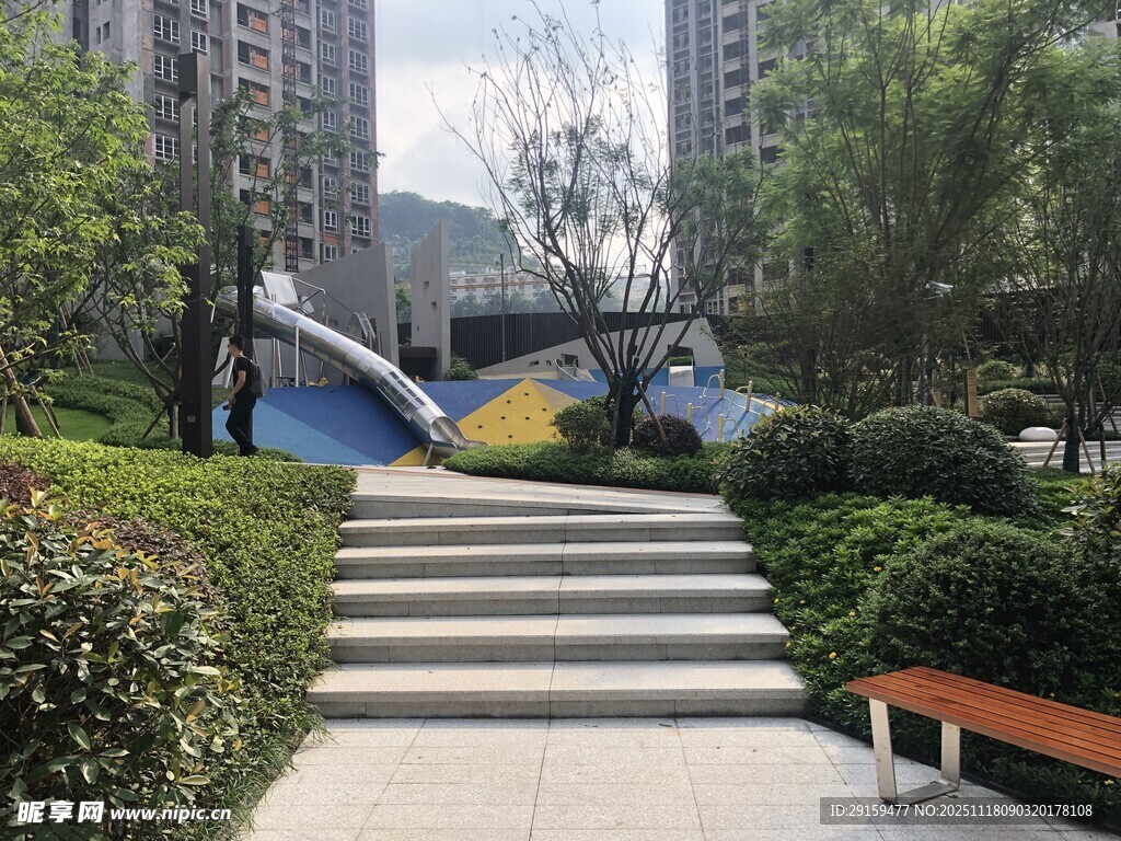 城市社区中的美丽景观步道