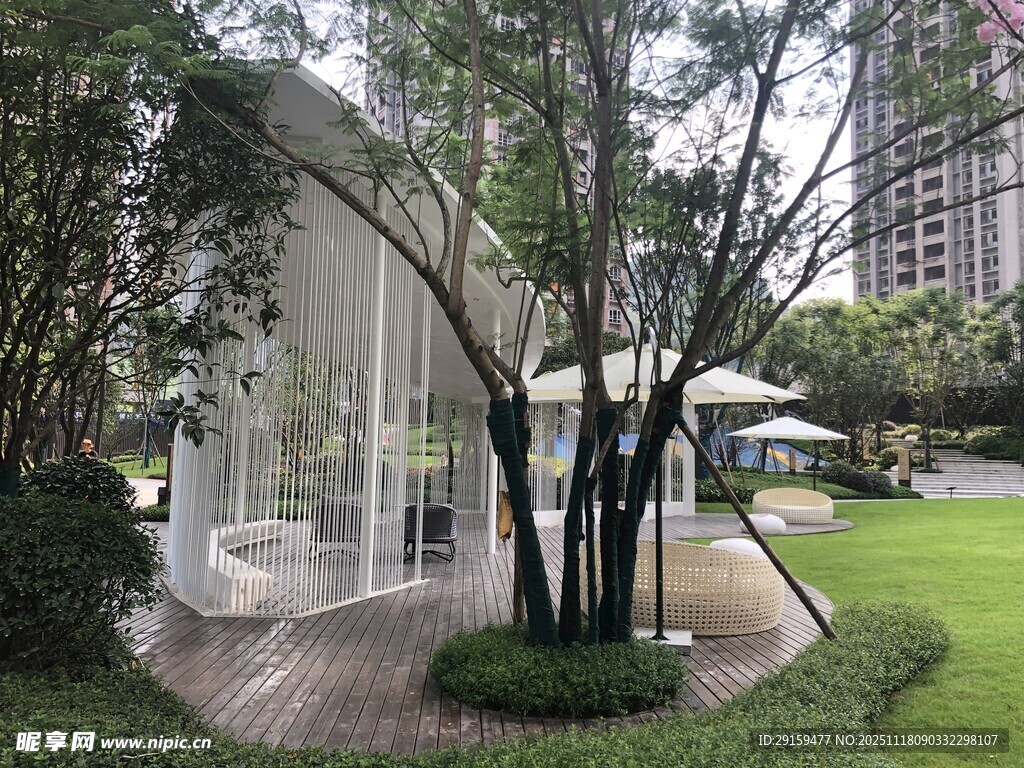 城市中静谧的绿植喷泉景观