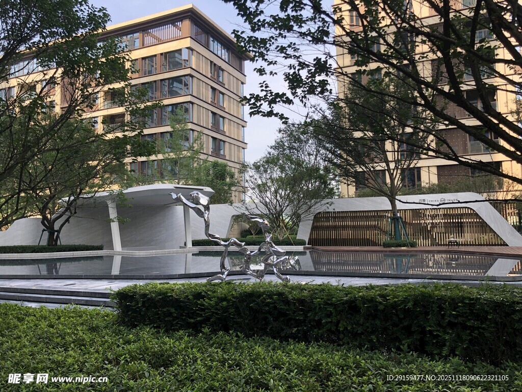 现代小区景观建筑一角