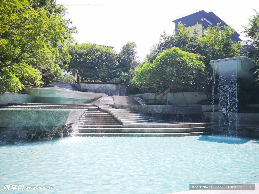 户外泳池与绿植景观