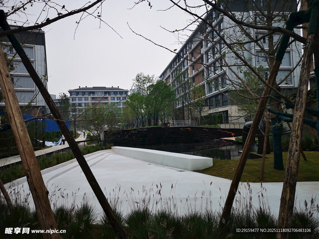 城市中的静谧水景区域