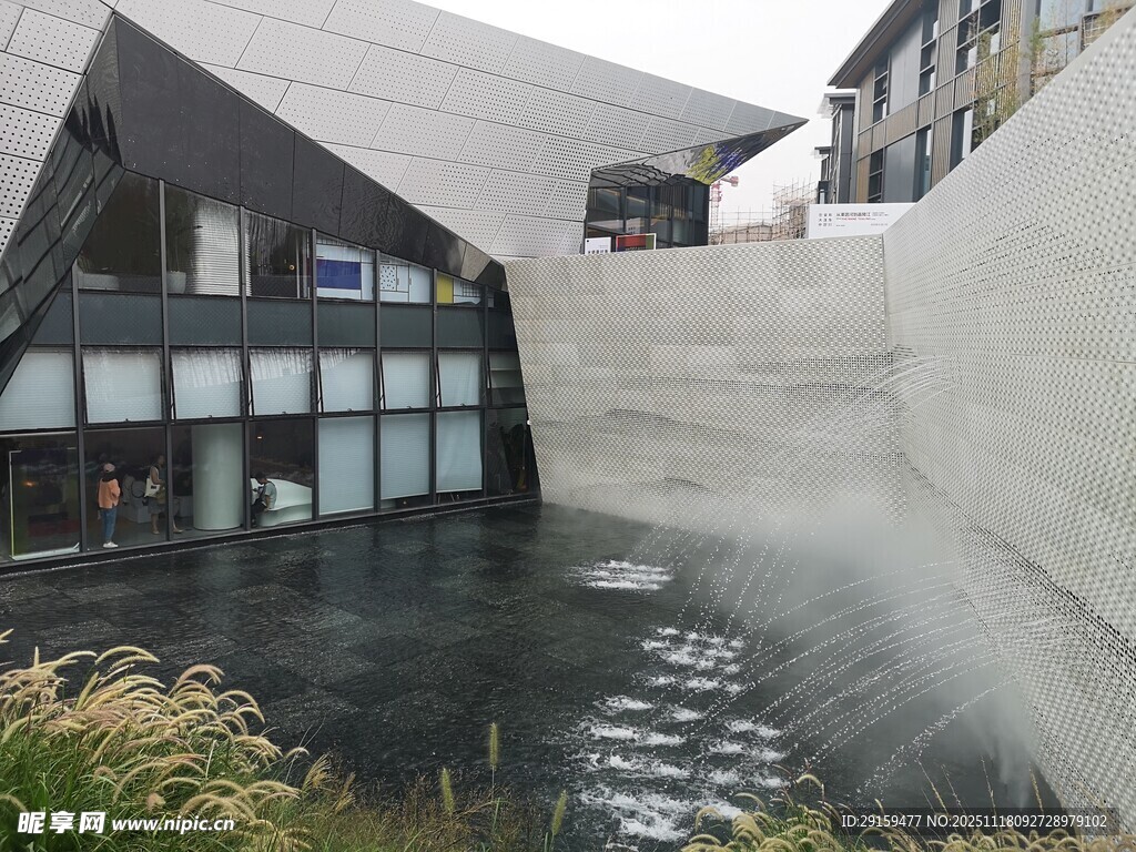 现代建筑旁的静谧水景