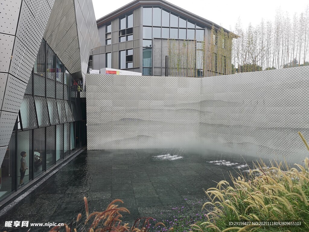 现代建筑旁的水景景观