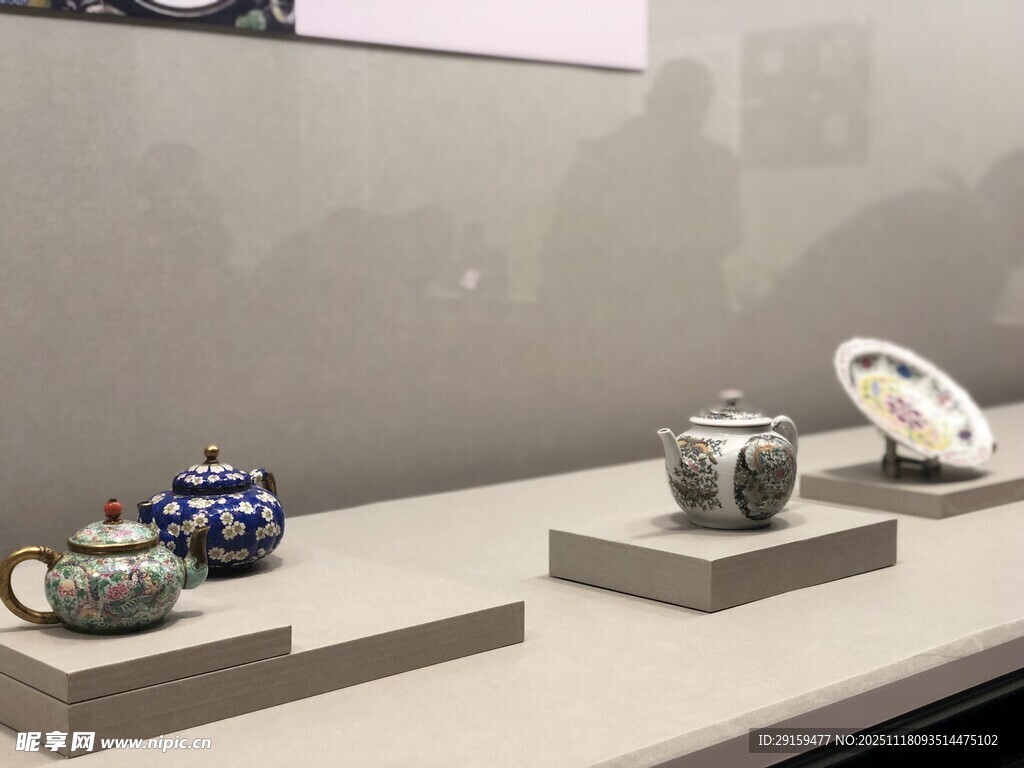 精美瓷器展示于展台上