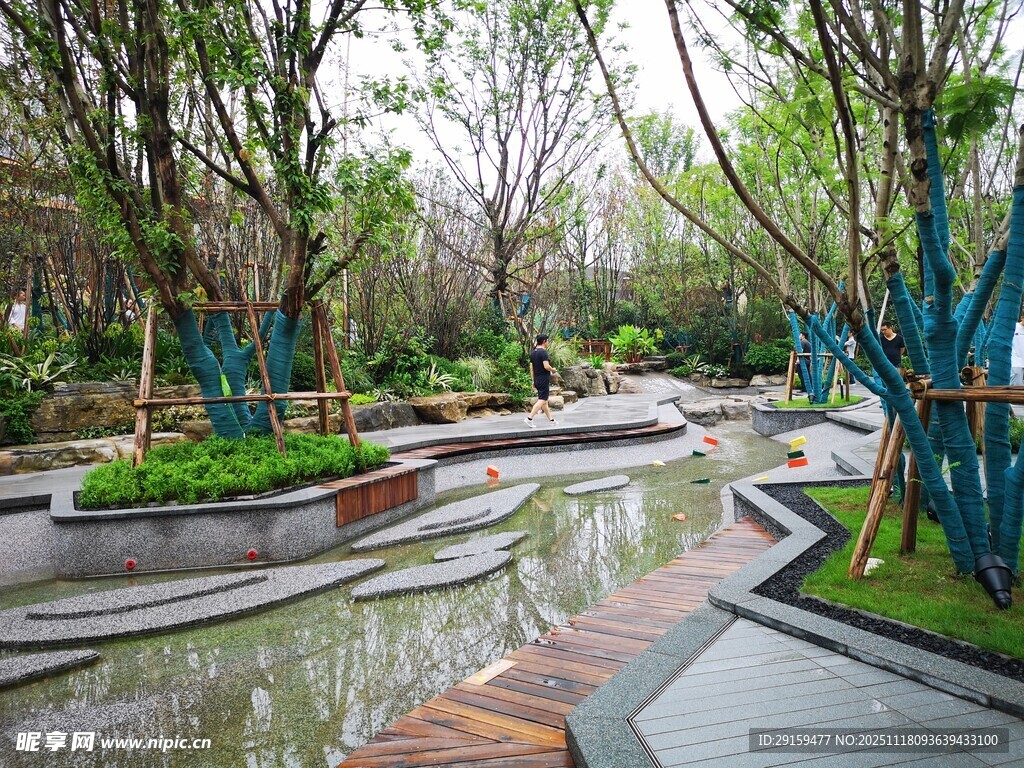 城市精致园林景观步道